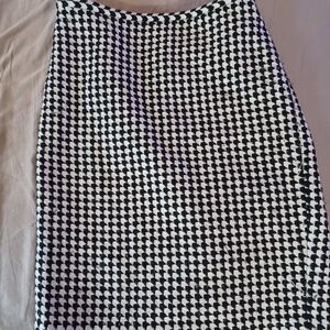 LOFT Petites Houndstooth Tweed Pencil Skirt Size 0P  Wool Blend Black White. 